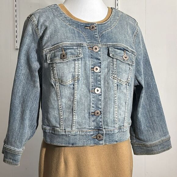 TORRID Jean Jacket Cropped No Collar Womens Size 2 2X  Light Wash Distressed NWT - Picture 3 of 16
